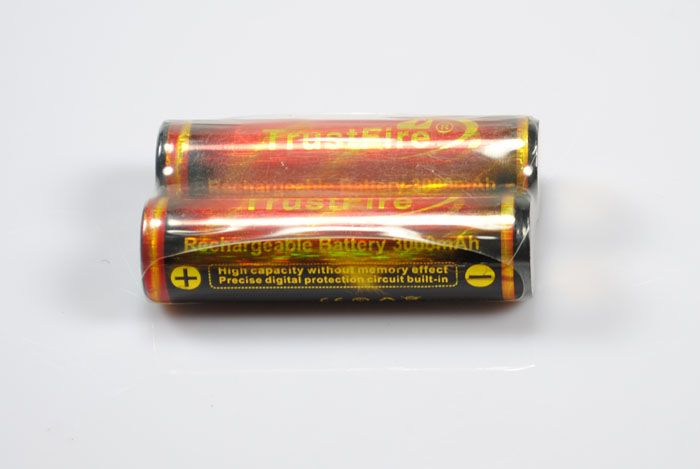 TrustFire protegido 18650 3000mAh li-ion bateria recarregável (1 par)
