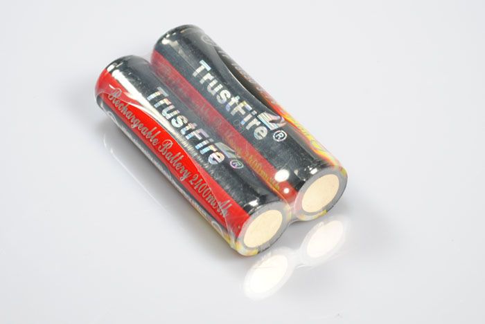 TrustFire protegido 18650 2400mAh li-ion bateria recarregável (1 par)