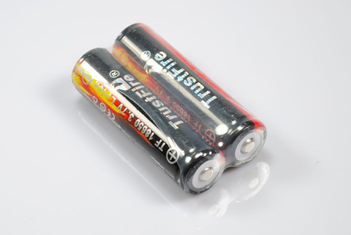 TrustFire protegido 18650 2400mAh li-ion bateria recarregável (1 par)